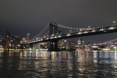 Pohled přes Manhattanský a Brooklynský most z Pier35