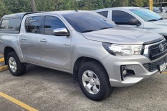 Jeden z našich Hiluxů u půjčovny