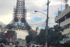 Divná železná věž nad křižovatkou, Guatemala City