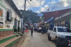 Uličky La Unión, Guatemala, vlevo "Cofee growshop"