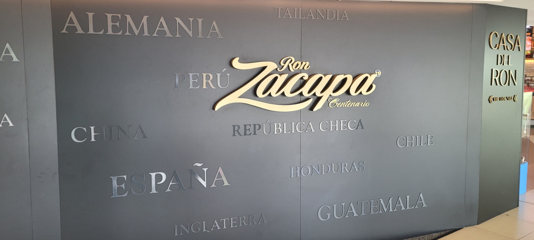 Hlavní odbytiště rumu Zacapa, letiště Guatemala City :)