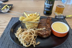 Steak z restaurace Spur u pumpy Alzu