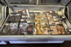 Koupíte tu i něco na gril, který je u každé chatky