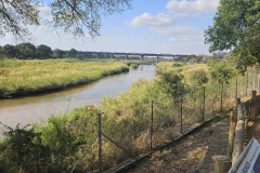 Starý most s vlakem u Skukuza kempu. Dá se v něm i ubytovat